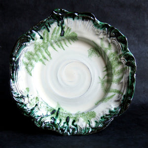 Handgjord keramik, Stort mat fat dekorerat med gröna ormbunkar Elisabeth Ottebring