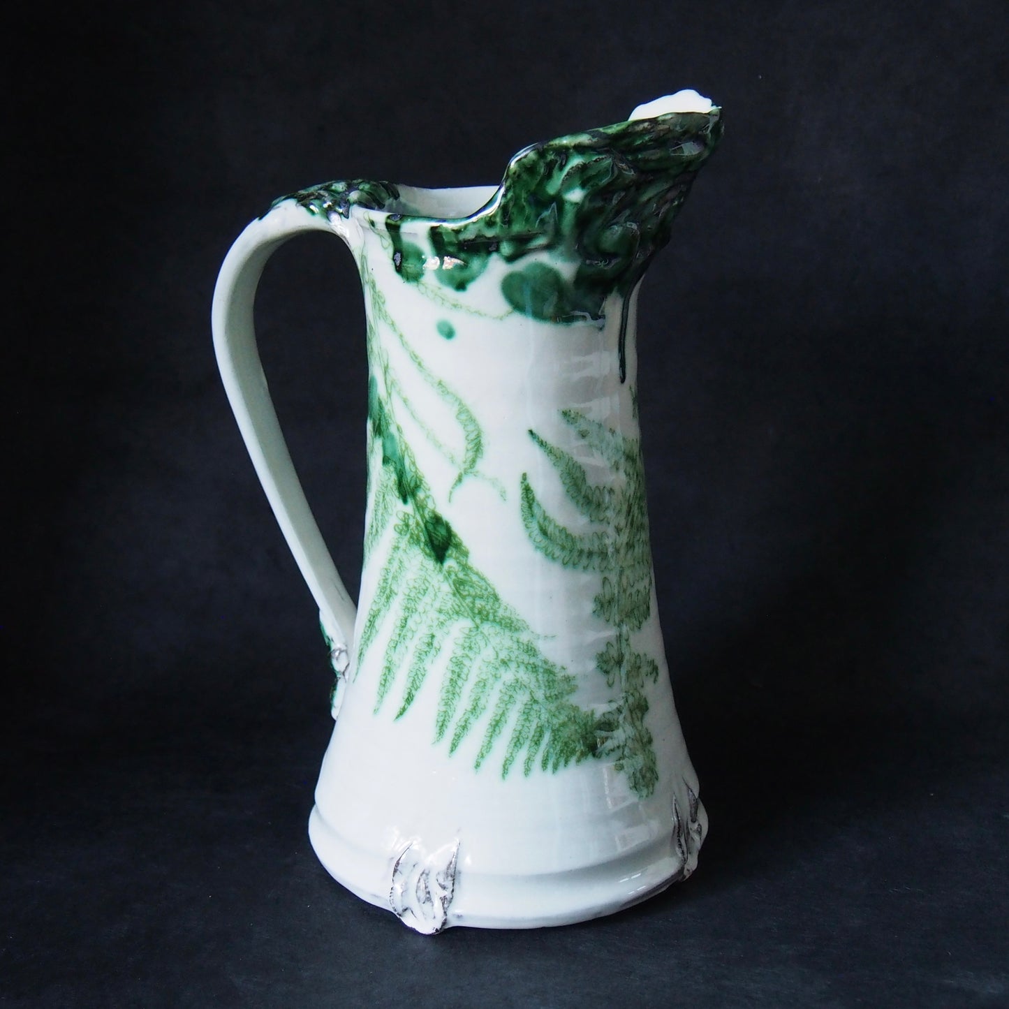stor kanna i keramik. vit med grön dekor